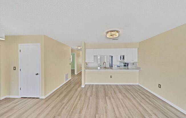 2 beds, 2 baths, $2,295, Unit Unit 116