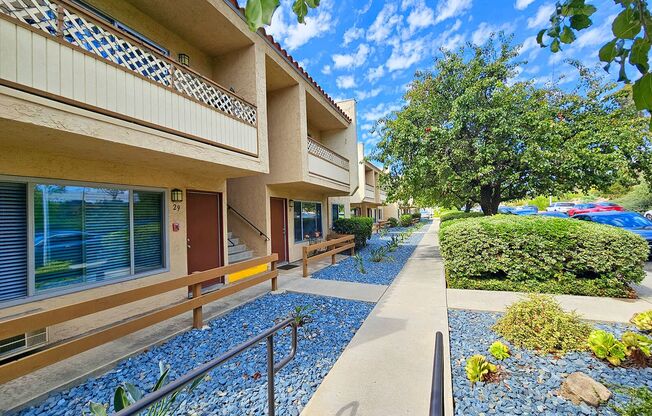 2 beds, 1 bath, $2,525, Unit 87