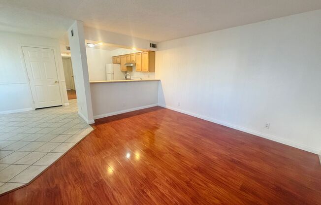 Super central 2 bedroom condo with tile & laminate flooring and in unit laundry! Home is very conveniently near many stores, businesses, and restaurant!