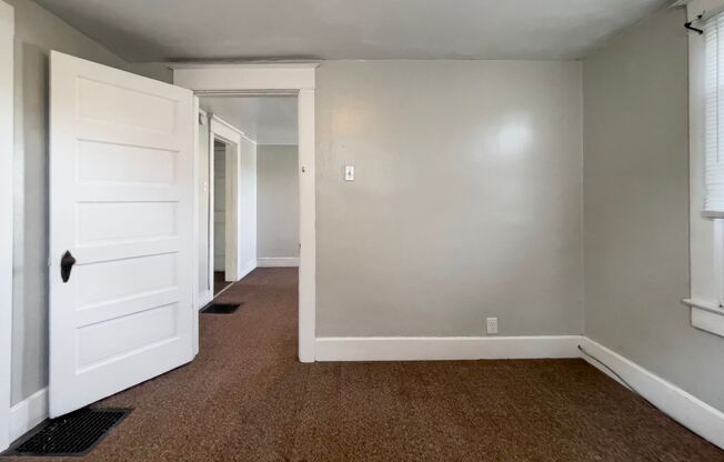 3 beds, 1 bath, 962 sqft, $1,000, Unit 1905 1/2 W Jackson St.