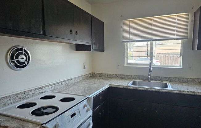 2 beds, 1 bath, 950 sqft, $2,375, Unit 4831 Overend Ave