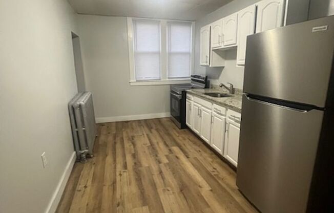 3 beds, 1 bath, $1,850, Unit 155 Belmont Unit #1L