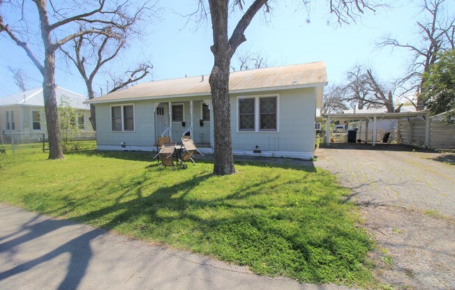 Cottage Style 1/1 Duplex Near Downtown New Braunfels / Interior Washer & Dryer Connections / NBISD