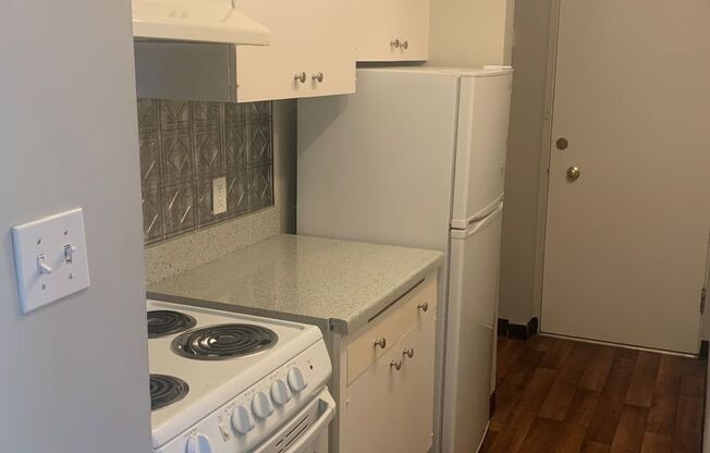 1 bed, 1 bath, 604 sqft, $1,600, Unit B2