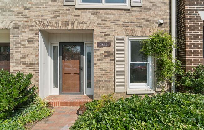 Wonderful, 4 level Arlington Brick townhome!