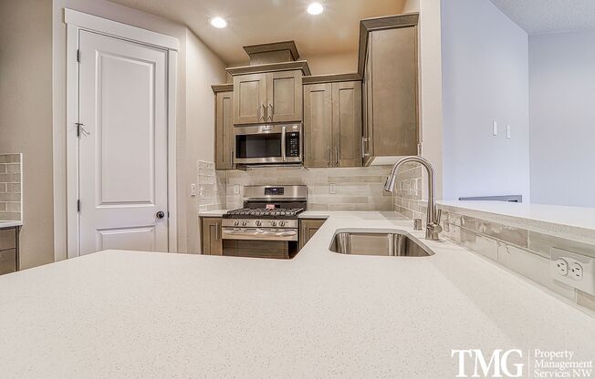 New Construction 3 Bed 2.5 Bath Townhome in Mt. Vista near Ridgefield!