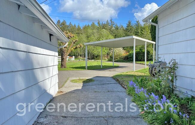 3BR 2.5BA Waterfront Property off Cooper Pt Rd