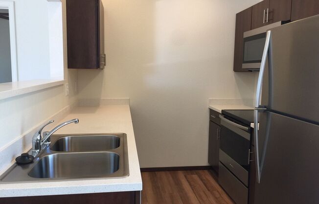 1 bed, 1 bath, 560 sqft, $1,280, Unit P