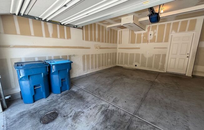 GUARD GATED 3 BED 2.5 BATH 2 CAR GARAGE TOWNHOUSE w/ 3 FLOORS