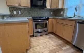 Highland Park Townhome w/ 3BR/2BA at over 1,000 Sq Ft!