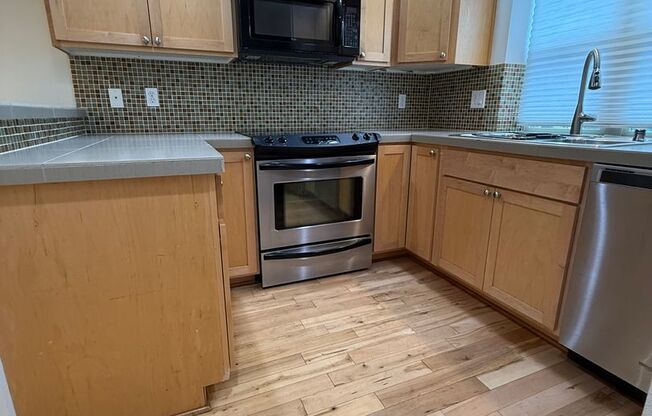 Highland Park Townhome w/ 3BR/2BA at over 1,000 Sq Ft!