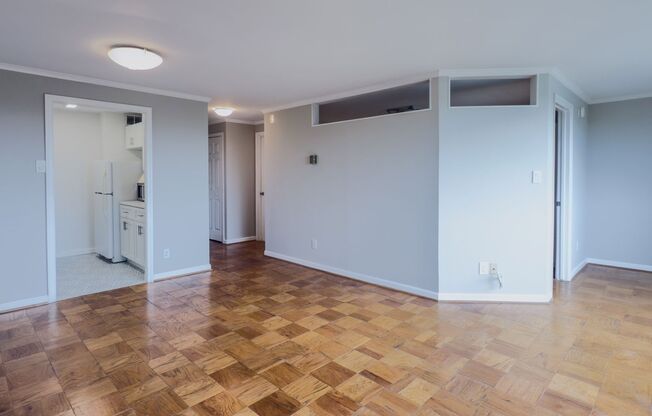 Sun filled top Floor Junior One Bedroom near Downtown Silver Spring