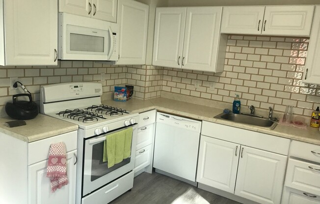 2 beds, 1 bath, $1,100