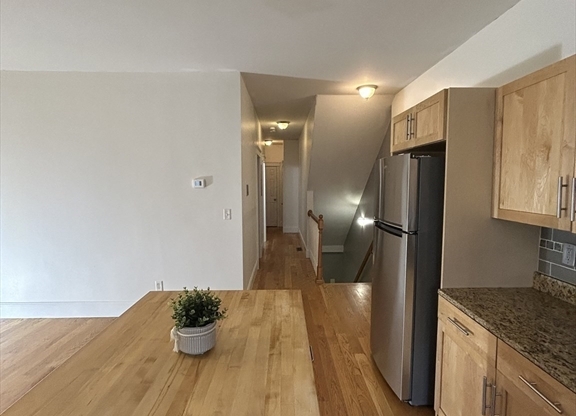 144 W 8 ST