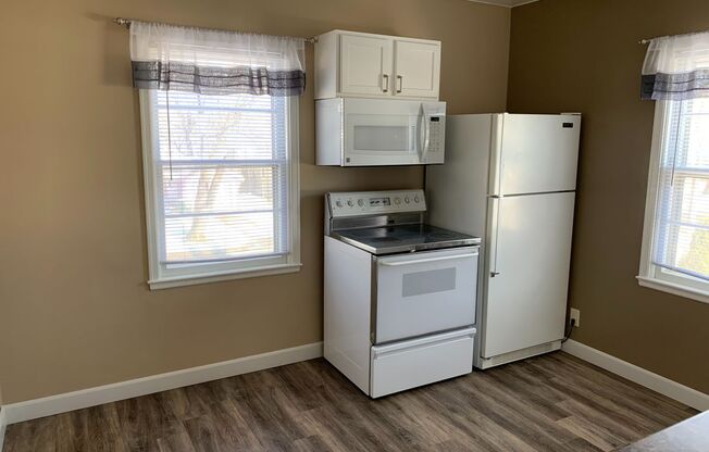1 Bed 1 Bath Apartment in a Triplex Close to Downtown