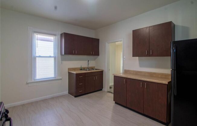 2 beds, 1 bath, $1,095