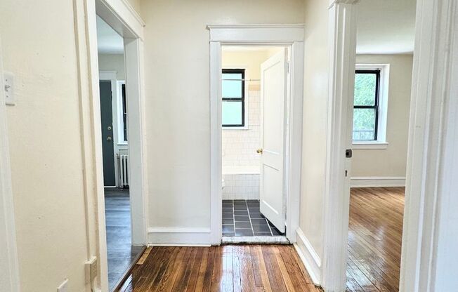 1 bed, 1 bath, $1,095, Unit E5