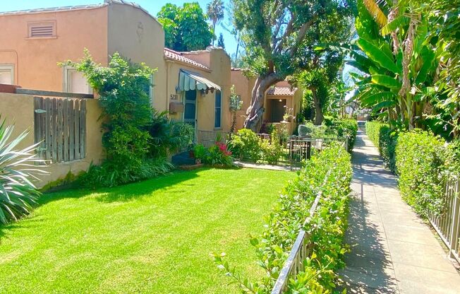 5225 De Longpre Ave