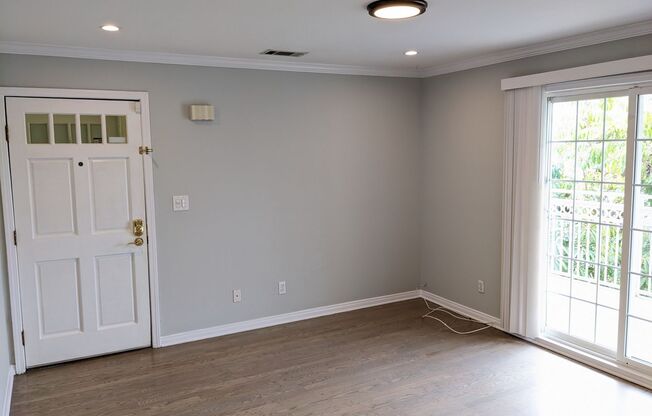 1927 Cloverfield Blvd