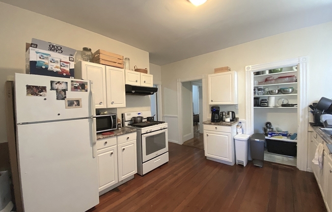 2 beds, 1 bath, $2,400, Unit 2