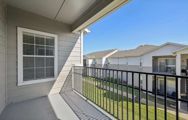 the preserve at ballantyne commons apartments balcony and yard