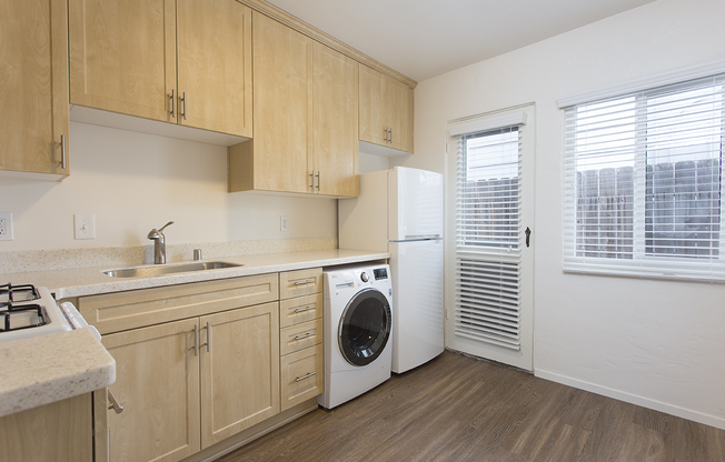 *OPEN HOUSE: 5/10 3-4PM* Cottage Style 1BR in Ocean Beach with Garage!