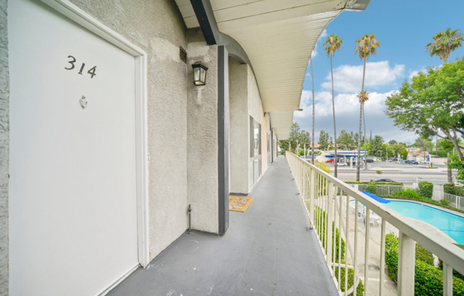 Sherman Garden Apts.. Gorgeous Newly Remodeled Apartments!! CALL NOW!