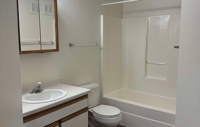 3 beds, 2 baths, 1,008 sqft, $1,250, Unit 1736-309