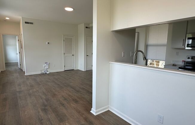 1 bed, 1 bath, 801 sqft, $1,450, Unit Unit 4