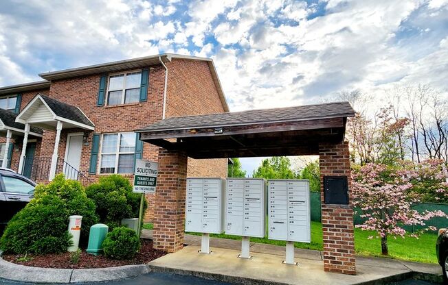 2 beds, 2.5 baths, $1,350, Unit Unit 16