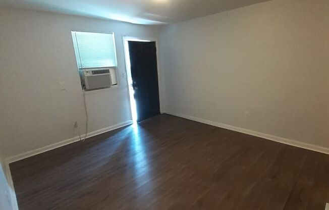 2 beds, 1 bath, 676 sqft, $875, Unit Apt 2