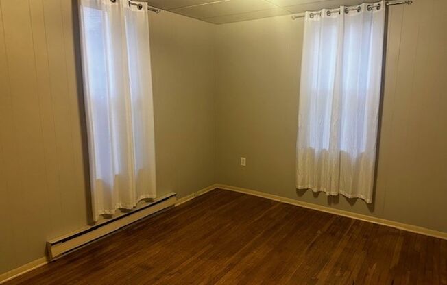 2 beds, 1 bath, $1,350, Unit 50