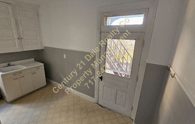 2 beds, 1 bath, $975, Unit 2nd Floor