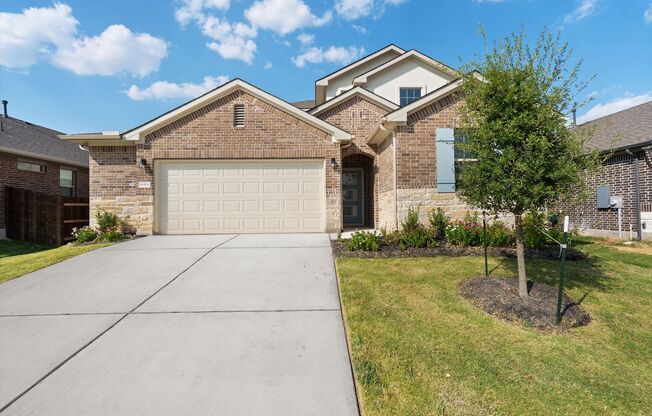 Large 4-Bedroom Home in Sorento for Lease