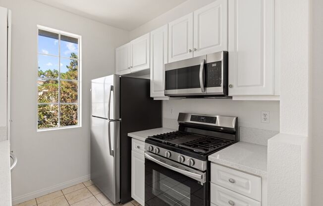 ✨ Spacious 2 Bedroom / 2 Bath Condo in Sabre Springs! ✨