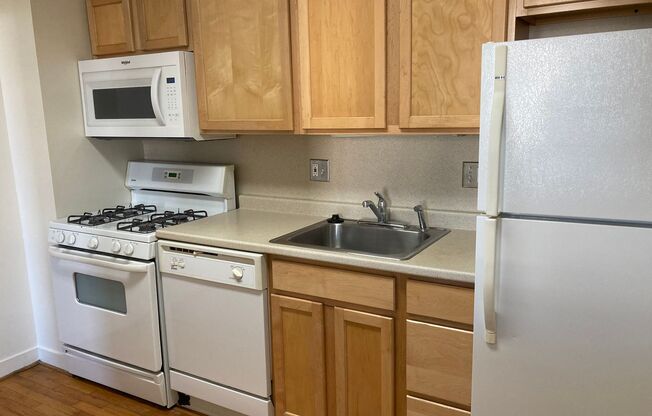 1 bed, 1 bath, 700 sqft, $1,299, Unit 13C