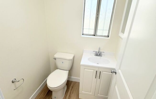 Townhome Apartments Ready for Move In! 2bd/2.5 baths with parking