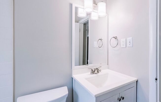 2 beds, 1 bath, 850 sqft, $1,250, Unit 00-E8