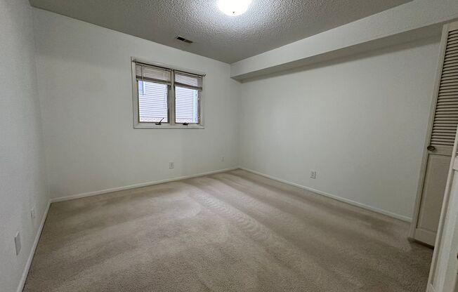 2 beds, 1 bath, $795, Unit 5