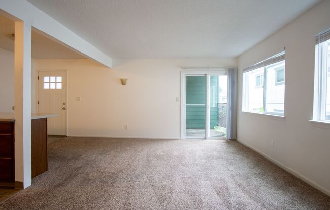 Top Floor Flat Near Reed College & Woodstock with PARKING!
