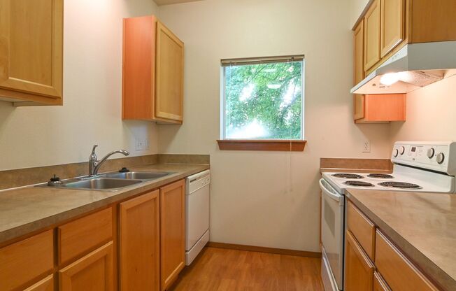 3 beds, 2 baths, $2,400, Unit 201