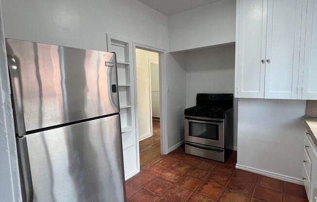 2 beds, 1 bath, 700 sqft, $2,595, Unit 708