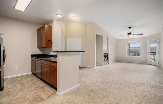 Top Floor Condo, Panoramic Mountain Views!