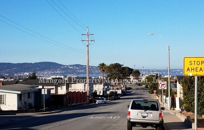 Great Home Located In Seaside Neighborhood with Fenced Back Yard!