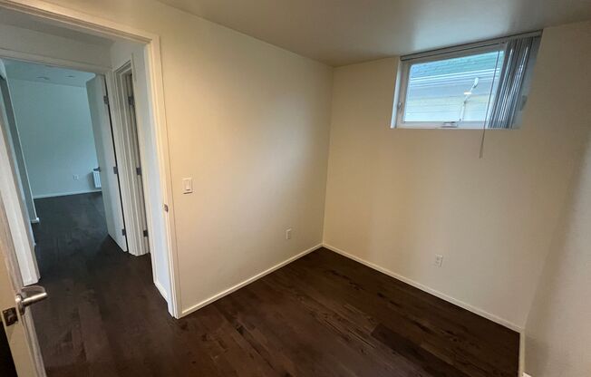 MODERN & TOP FLOOR! Views of Lake Washington & Mountains! W/D in unit!