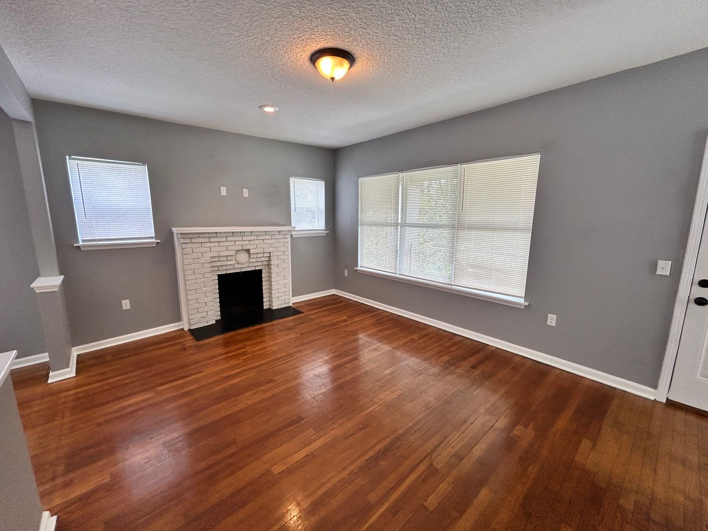 2/2 2nd Floor w/ Balcony Unit in Murray Hill!