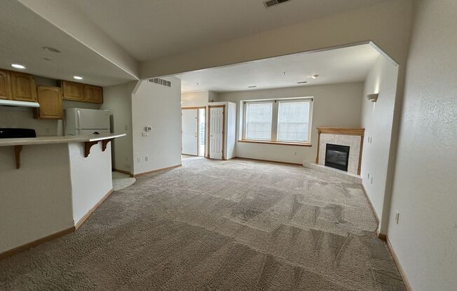 Spacious Townhouse Style Condo in Brookfield!