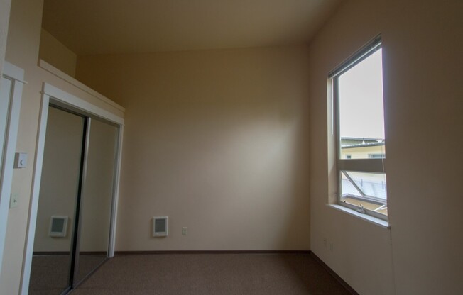 2 beds, 1.5 baths, 879 sqft, $1,890, Unit 33