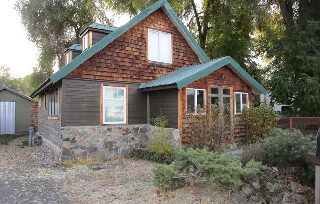 Custom 3 Bedroom Home Near Center Of Prineville - Available Now!