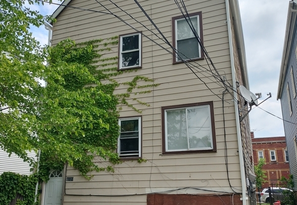 8320 S MUSKEGON AVE
